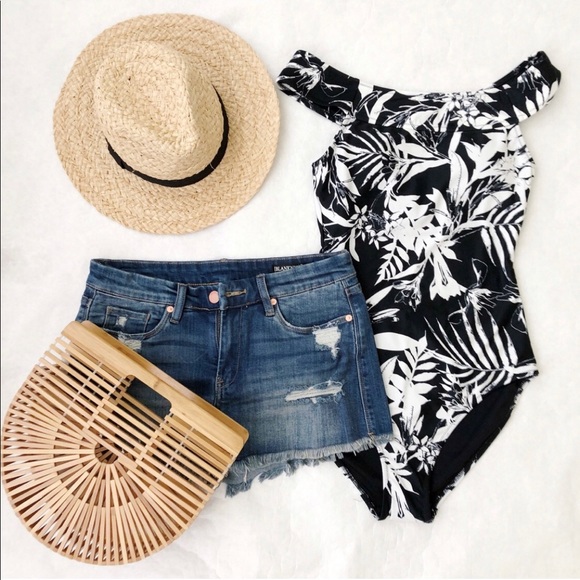 Distressed semi- fitted short jeans size 4 - Picture 2 of 8